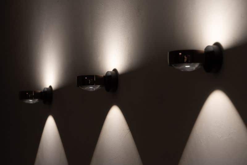 Moderne Wandleuchten erzeugen gerichtete Lichtkegel an der Wand – Beispiel für akzentuierende Architekturbeleuchtung und gezielte Lichtplanung.